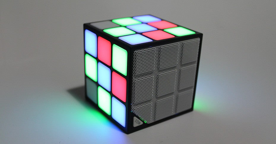 Haut-parleur Bluetooth portable en forme de cube LED lumineux avec changement de couleur 40 x 40 cm Haut-parleur Bluetooth portable en forme de cube LED lumineux avec changement de couleur 40 x 40 cm